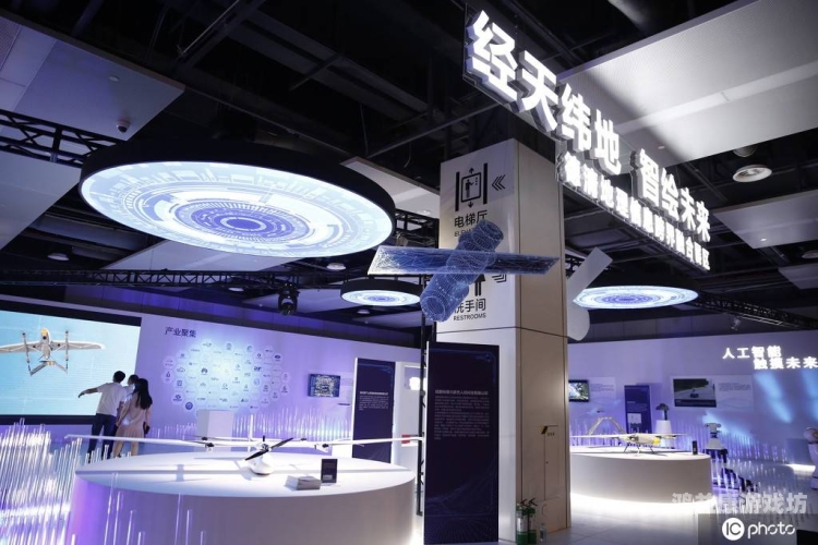 广东省长与机器人握手交流，展示科技发展新成果