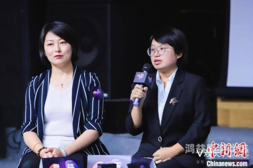 午夜无码人妻喷潮，探讨成人影片中的女性形象与社会影响