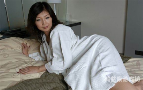 亚洲自偷自拍熟女另类亚洲自拍文化，熟女群体的另类表达与自我认同