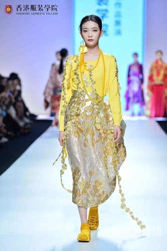 变态另类国产精品制服丝袜解析中国影视服装设计美学，从职业装束看文化自信的时尚表达