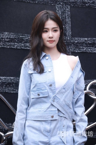 初中小女生无瑕魅力，青春的肌肤与天真初中小女生的照片