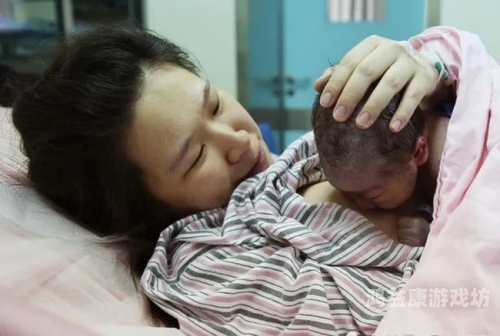 他含着她的乳奶揉搓揉捏免费视频他含着她的乳奶，享受免费视频的温馨时光